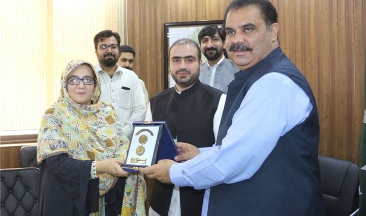 Deputy Commissioner Swat Saqib Raza Aslam is presenting shield to the Dy. Director, Pakistan Provinc