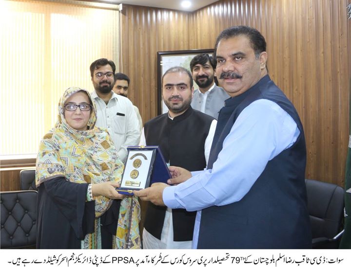 Deputy Commissioner Swat Saqib Raza Aslam is presenting shield to the Dy. Director, Pakistan Provinc