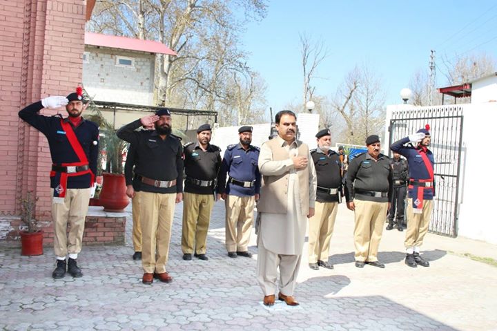 ڈپٹی کمشنر سوات ثاقب رضا اسلم سوات پولیس ٹریننگ سکول میں 9th ایڈوانس کورس کے شُرکاء کو بریفنگ۔