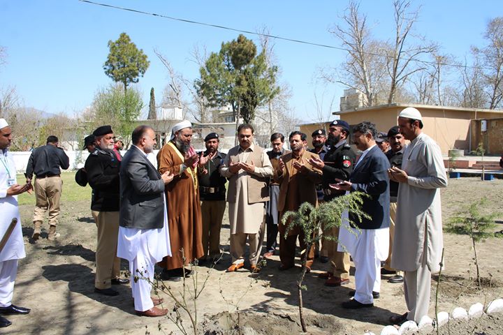 ڈپٹی کمشنر سوات ثاقِب رضا اسلم شجرکاری مُہم کےتحت سوات پولیس ٹریننگ سکول میں پودا لگا رہےہیں۔ چیف کن
