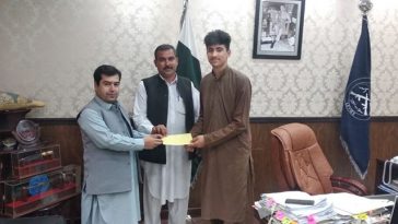 ایڈیشنل ڈی سی سوات کا سوات کے مایہ ناز ٹیبل ٹینس کھلاڑی شاہ خان کے ساتھ مالی معاونت۔