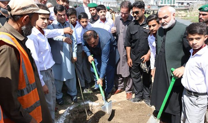 کل 9 ' اپریل کلین اینڈ گرین پاکستان' مہم کے تحت ضلعی انتظامیہ کے زیراہتمام مختلف جگہوں میں صفائی وشج