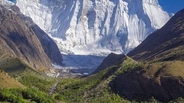 DescriptionKoyo Zom is the highest peak in the Hindu Raj mountain range in Pakis