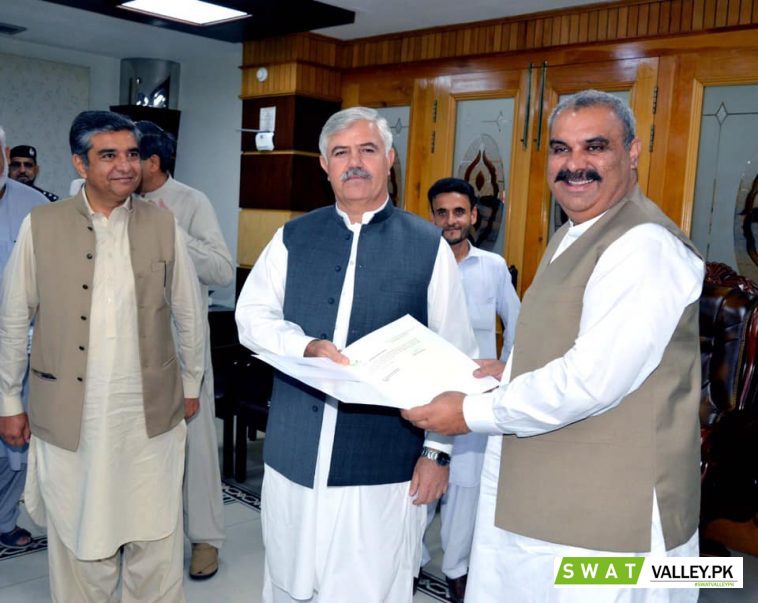 وزیر اعلیٰ خیبرپختونخوا محمود خان کی زیر صدارت ضلعی انتظامیہ کی کارکردگی کے حوالے سے اجلاس۔