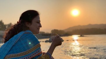 Darya kinarey, aik cup chai
.
.
.
..