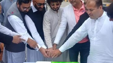 وزیراعظم کے معاون خصوصی برائے امورِ نوجوانان عثمان ڈار نے مالم جبہ سوات میں یوم آزادی کے موقع پرچم