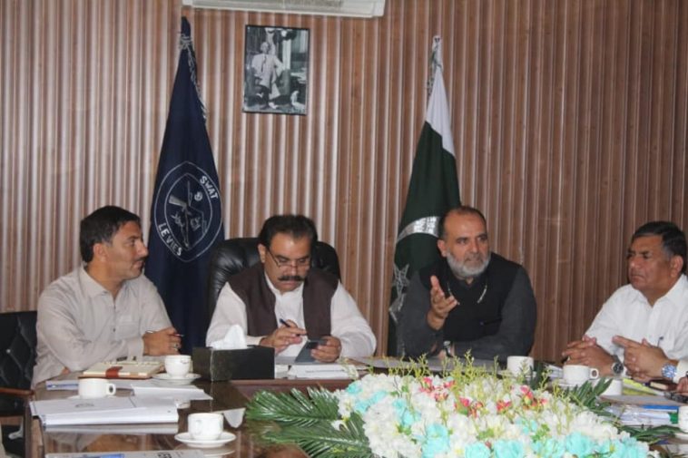 وزیراعلی خیبرپختونخوا کے سپیشل سیکرٹری محمد خالق کی زیر صدارت ڈپٹی کمشنر سوات کی کمیٹی روم میں ایک ا