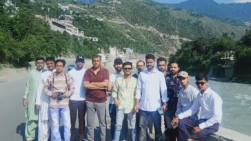 Group photo of tourist at Madiyan bridge