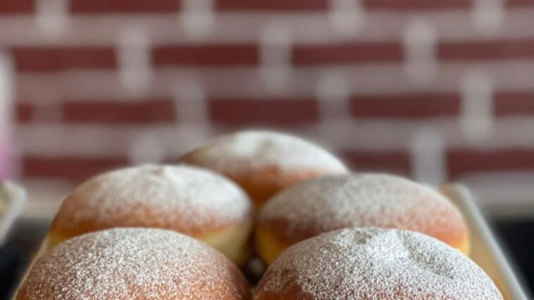 Filled donuts by cafe de siesta. It’s always a donut day so it’s time to order s