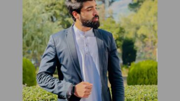 مجھے بھیجا تھا دنیا دیکھنے کو
میں ایک چہرے کو تکتا ره گیا