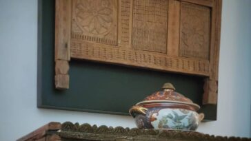 Damchiya on Damchiya...with a Chinese soup tureen from 1820.
-