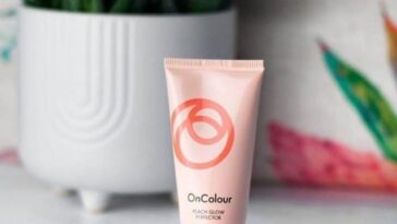 _*On Colour Peach Glow Perfector*_موئسچرائزر کے طور پر کام کرتا ہے اور آڑو کے