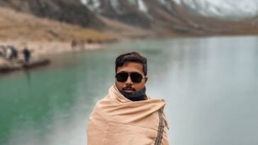 یادوں کی شال اوڑھ کر آوارہ گردیاں،
کاٹی ہیں ہم نے یوں بھی دسمبر کی سردیاں !