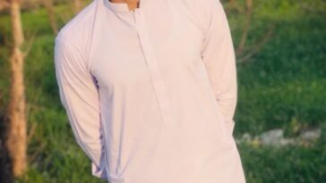 "ہر دن صبح ہوتی ہے اور شام ہو جاتی ہےکچھ اس طرح سے یہ عمر تمام ہو جاتی ہے".
.