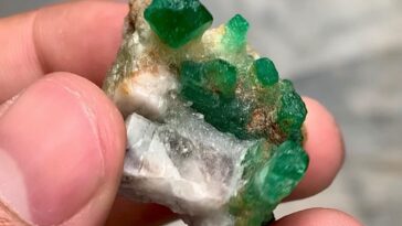 FOR SALE!!!
A beautiful crystals of emerald place together having transparent lu