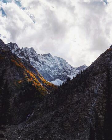 Usay dekhney ki jo lo lagi, To "Naseer" dekh hi lein gey hum
Wo hazaar aankh se