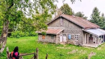 یہ ہے وہ خوبصورت جگہ
جس کے لیے گھنٹوں ایک طویل سفر پیدل کرنا پڑتا ہے.
اور جب من